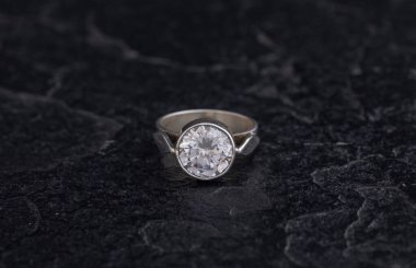 Siyah Taş Arkaplanda Saf Gümüş Halka