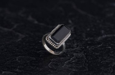 Siyah Taş Arkaplanda Saf Gümüş Halka