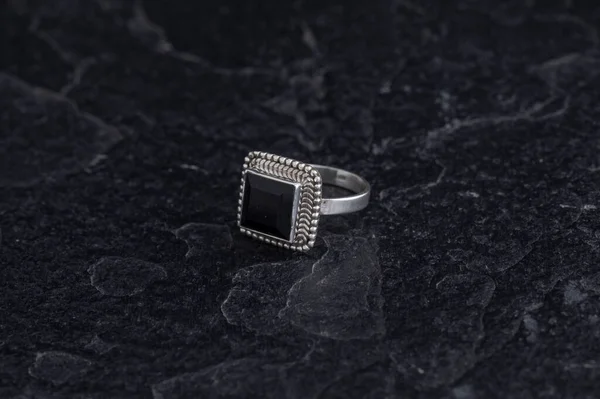 Δαχτυλίδι Ασημένιο Μαύρο Φόντο Πέτρα — Φωτογραφία Αρχείου