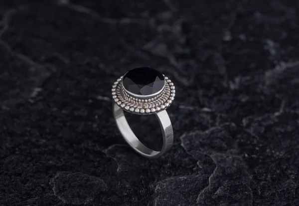 Sterling Zilveren Ring Zwarte Stenen Achtergrond — Stockfoto