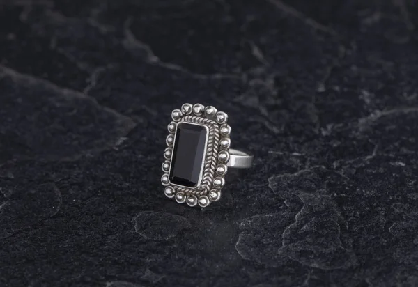 Anello Argento Sterling Sfondo Pietra Nera — Foto Stock