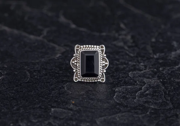 Bague Argent Sterling Sur Fond Pierre Noire — Photo