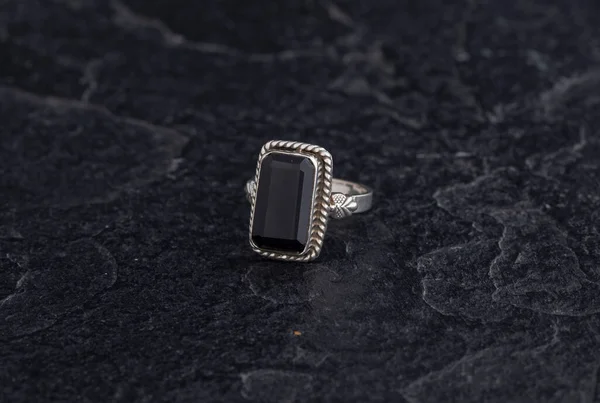 Srebrny Pierścień Czarnym Tle Kamienia — Zdjęcie stockowe