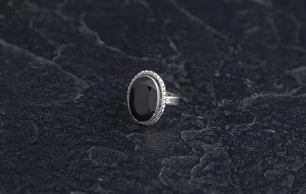 Sterling Silver Ring Svart Sten Bakgrund — Stockfoto