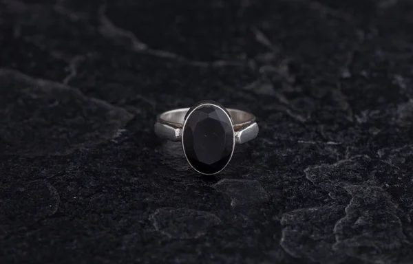 Δαχτυλίδι Ασημένιο Μαύρο Φόντο Πέτρα — Φωτογραφία Αρχείου
