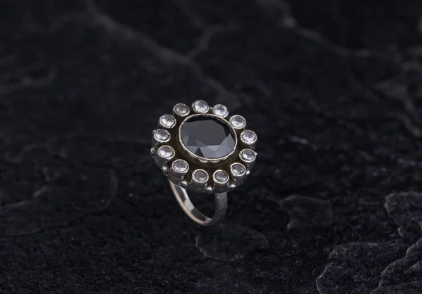 Sterling Silber Ring Auf Schwarzem Stein Hintergrund — Stockfoto