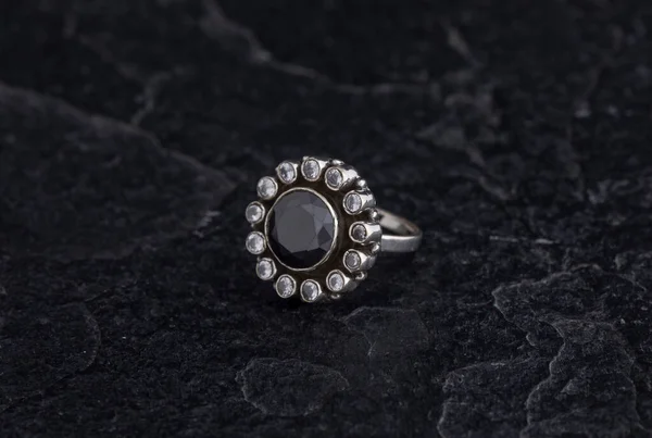 Anello Argento Sterling Sfondo Pietra Nera — Foto Stock