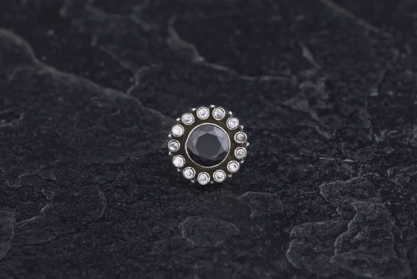 Anello Argento Sterling Sfondo Pietra Nera — Foto Stock