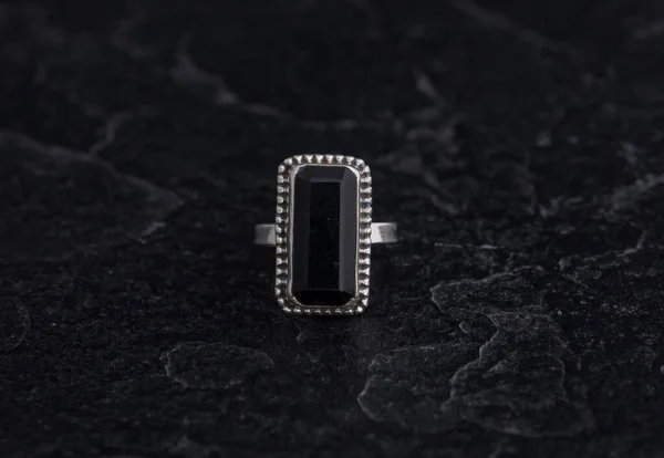Sterling Zilveren Ring Zwarte Stenen Achtergrond — Stockfoto