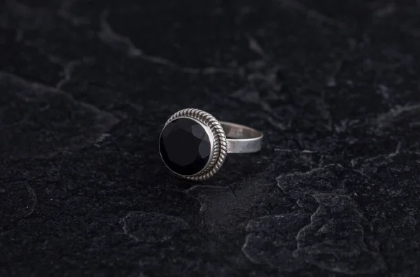 Srebrny Pierścień Czarnym Tle Kamienia — Zdjęcie stockowe