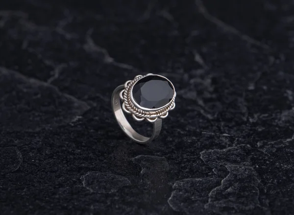Sterling Silver Prsten Černém Kameni Pozadí — Stock fotografie