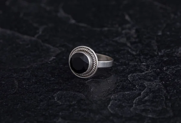 Sterling Silber Ring Auf Schwarzem Stein Hintergrund — Stockfoto