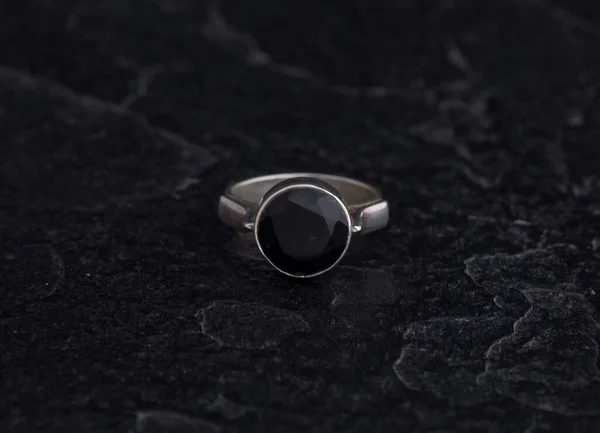 Bague Argent Sterling Sur Fond Pierre Noire — Photo