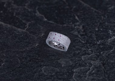 Siyah Taş Arkaplanda Saf Gümüş Halka