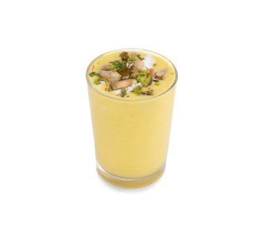 Beyaz Arkaplanda Hindistan Özel Tatlı İçeceği Lassi