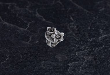 Siyah Taş Arkaplanda Saf Gümüş Halka