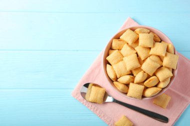 Kahvaltı için mısır gevreğini yakın plan masaya koydum.