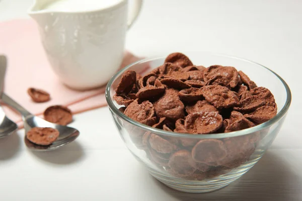 テーブルの上の朝食用のチョコレートコーンフレーク — ストック写真