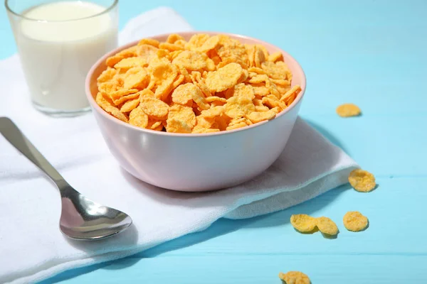 Deliciosos copos de maíz en un plato sobre la mesa. Imagen de stock