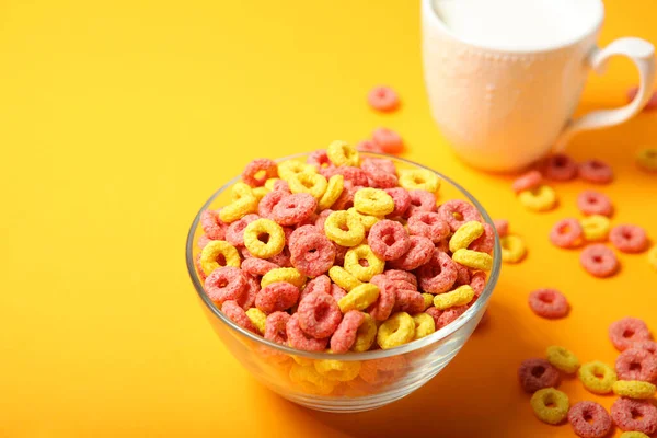 Barevné kukuřičné kroužky k snídani na stole zblízka — Stock fotografie