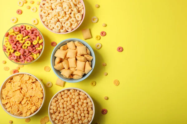 Különböző típusú kukorica reggeli az asztalon közelkép — Stock Fotó