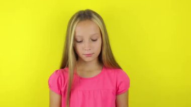 Renkli arka planda yeteneği olan bir kız. Yakın plan.