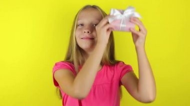 Renkli arka planda yeteneği olan bir kız. Yakın plan.