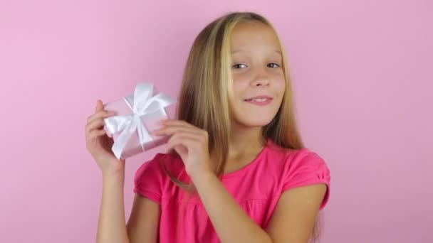 Dívka s dárkem na barevném pozadí close-up — Stock video