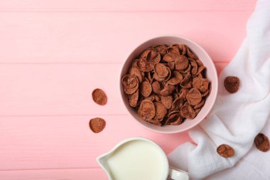 Kahvaltı için çikolatalı mısır gevreği yakın plan masada.