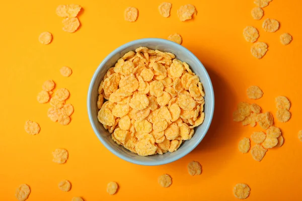 Golden and crunchy cornflakes on a colored background close-up — Stock Photo, Image