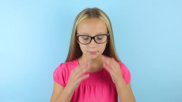Meisje wrijft ogen die pijn doen van het dragen van een bril voor het corrigeren van visie — Stockvideo