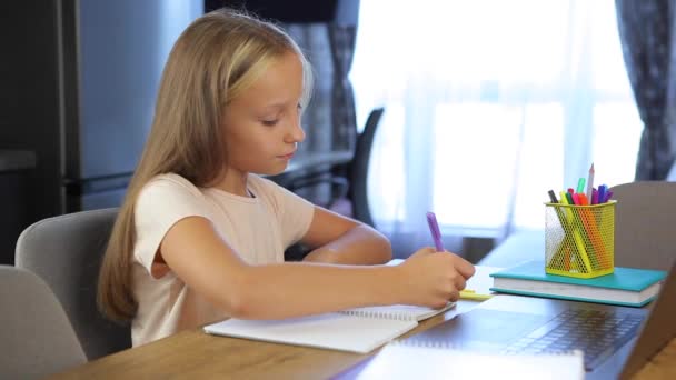 L'écolière étudie en ligne à l'aide d'un ordinateur portable moderne. Travail à domicile — Video