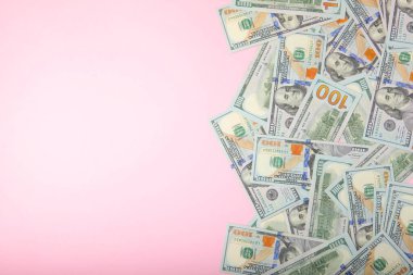 Renkli arka plan yakın plan üst görünümü üzerinde dolar banknotları