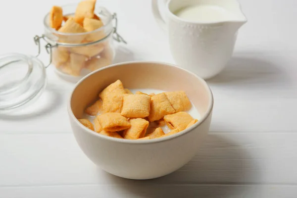 Almohadillas de maíz con leche para el desayuno en la mesa de cerca — Foto de Stock