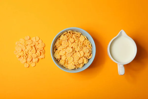 Golden and crunchy cornflakes on a colored background close-up — Stock Photo, Image