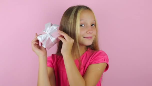拥有有色人种背景特写礼物的女孩 — 图库视频影像