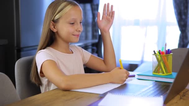 Educación en línea. colegiala responde a la pregunta de los profesores en línea en un ordenador portátil. — Vídeos de Stock