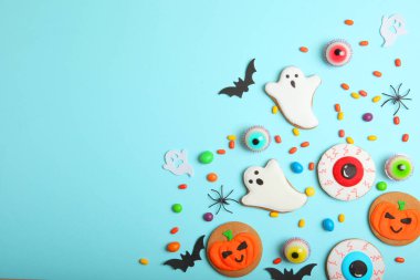 Renkli arkaplanda Cadılar Bayramı tatlıları metin için yer ile üst görünümü kapatın