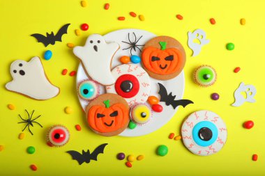 Renkli arkaplanda Cadılar Bayramı tatlıları metin için yer ile üst görünümü kapatın