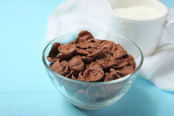 Copos de maíz de chocolate para el desayuno en la mesa de cerca — Foto de Stock