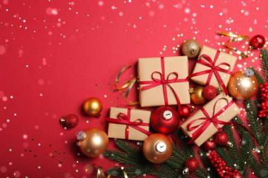 Renkli bir arka plan görünümünde Noel süsleri ve hediyeler