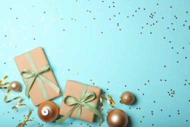 Renkli bir arka plan görünümünde Noel süsleri ve hediyeler