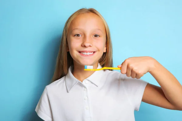 Girl in a good mood is brushing her teeth — Stock Photo, Image