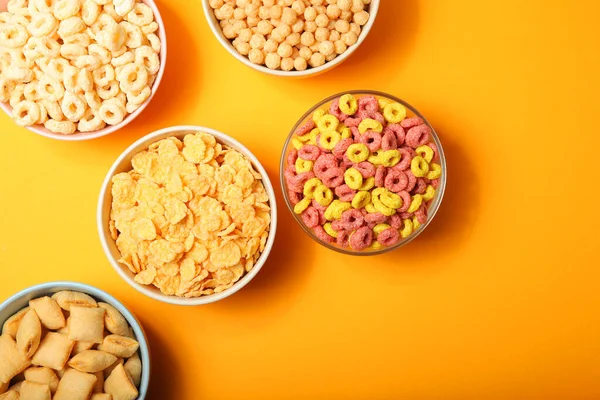 Different types of corn breakfasts on the table close-up — Stock Photo, Image