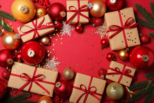 Karácsonyi dekorációk és ajándékok egy színes háttér felülnézet — Stock Fotó