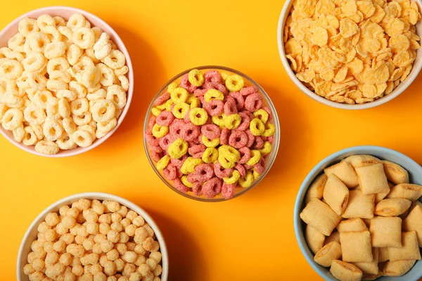 Különböző típusú kukorica reggeli az asztalon közelkép — Stock Fotó