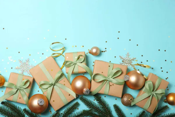 Renkli bir arka plan görünümünde Noel süsleri ve hediyeler — Stok fotoğraf