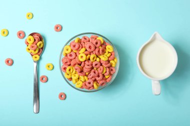 Kahvaltı için masaya yakın planda renkli mısır halkaları.