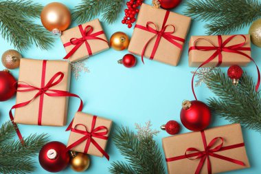 Renkli bir arka plan görünümünde Noel süsleri ve hediyeler