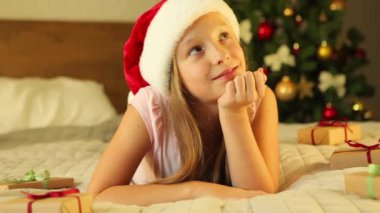 Çocuk Noel için dekoratif bir iç mekanda dilek ya da hayal kurar.